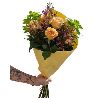 Bukiet z 5 Karmelowych Róż z Dekoracją i Kryzą 