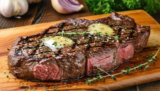 Antrykot wołowy z grilla z masłem czosnkowym