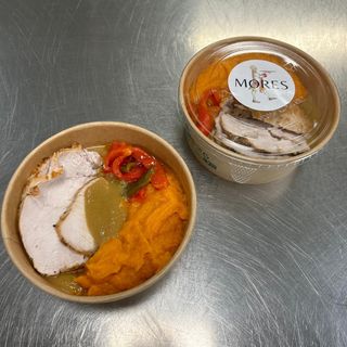 Pavo asado acompañado de pure de boniato y pimientos confitados