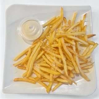 Prženi krumpirići posuti parmezanom