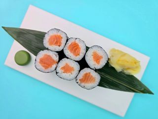 Макі з слабосоленим лососем (110г)