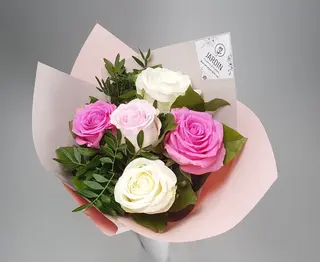 Buchet 5 trandafiri roz si albi
