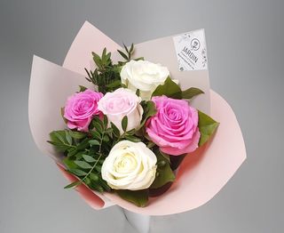 Buchet 5 trandafiri roz si albi