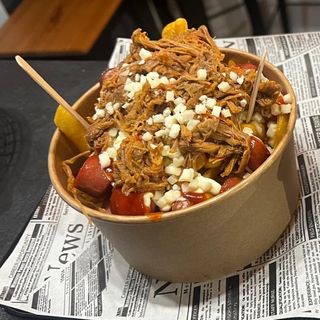 Salchipapa con Mechada