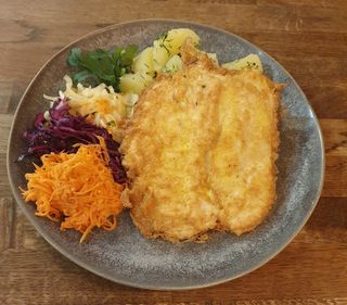 Zestaw z piersią drobiową  bukietem surówek i 