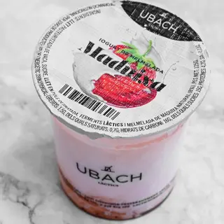 Iogurt natural amb melmelada de maduixa