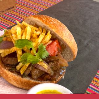 Pan con lomo saltado