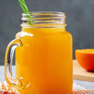 Zumo de naranja recién exprimido