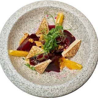 Салат из свеклы и жарен сыром фетта