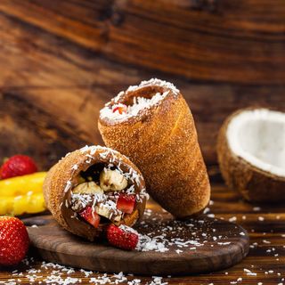 შოკოლადით, ხილით და ქოქოსით