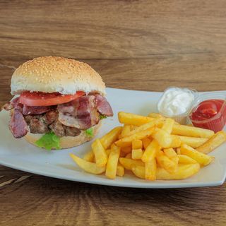Bacon burger i pomfrit