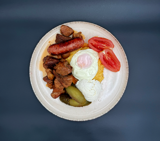 Tochitura cu brânză de burduf, ou și mămăligă