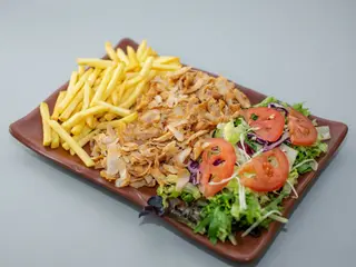 Kebab En Plato Con Ensalada Y Patatas