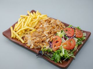 Kebab En Plato Con Ensalada Y Patatas