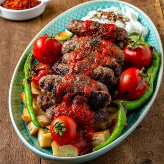 Кюфтенца върху пиде