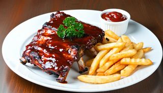Meniu Coaste de porc in sos BBQ cu cartofi prajiti