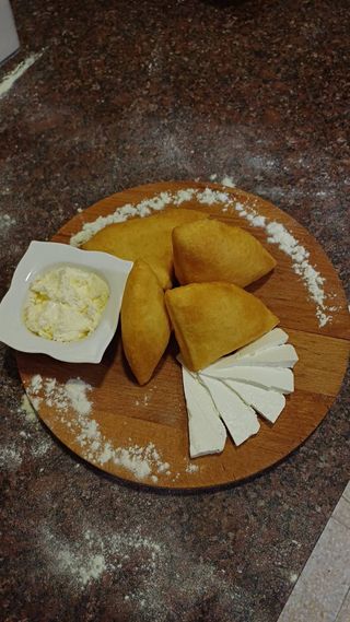 Uštipci sa kajmakom i sirom