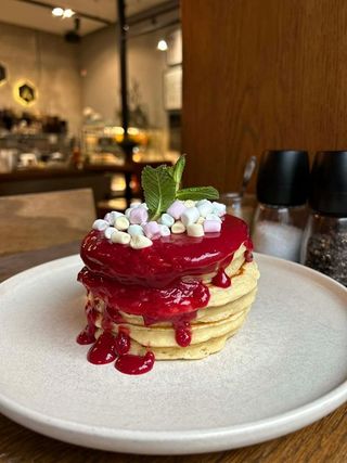 Pancakes z musem malinowym 6 sztuk