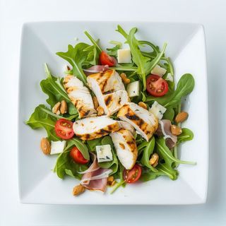 Ensalada De Pollo Y Queso Curado