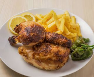 Pechuga De Pollo Con Patatas Fritas Y Ensalada