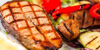 Somon cu legume la grătar