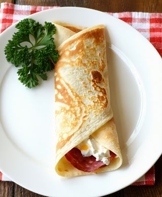 Clatite cu salam ,branza iute, cascaval