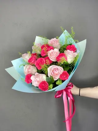 Buchet mixt 7 trandafiri roz si 4 tros cyclam