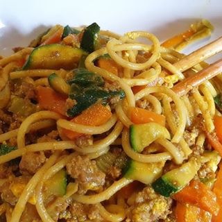 Spaghetti italiani alla piastra con verdure