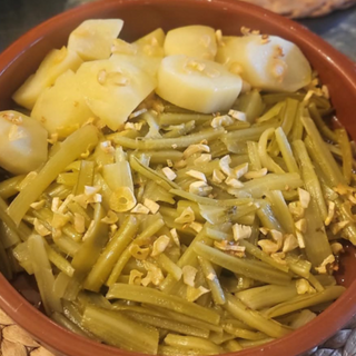 Borraja con Patata y Refrito de Ajos.