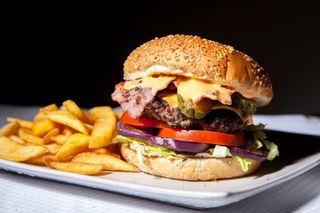 Burger de vită + cartofi prăjiți