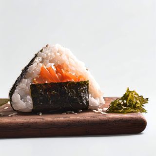 48。 Onigiri salmone