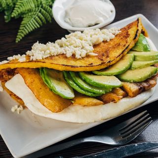 Cachapa Con Plátano, Aguacate Y Queso Telita
