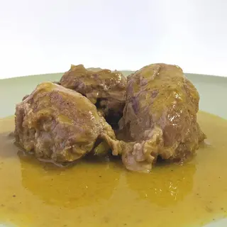 Carrillladas de cerdo con salsa de vino blanco con patatas.