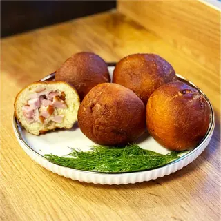 Пончик з шинкою та моцарелою