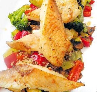 Рибно филе със зеленчуци и киноа (300г)