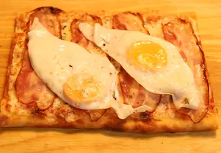 Pizza De Huevo Con Jamón Y Bacon (35 Cm. X 20 Cm.)