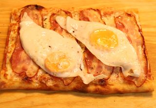 Pizza De Huevo Con Jamón Y Bacon (35 Cm. X 20 Cm.)