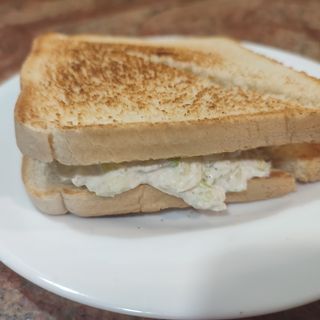 Sándwich Ensalada De Pollo