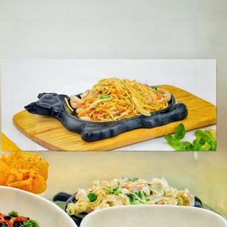 Spaghetti saltati alla piastra con misto di mare