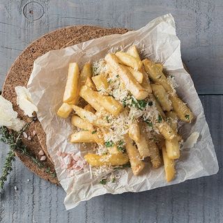 Cartofi prajiti cu usturoi si parmezan