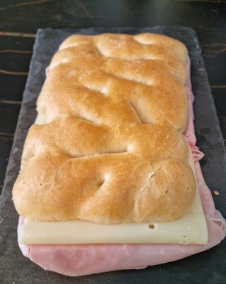 Schiacciata prosciutto e formaggio