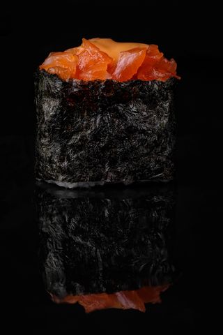 Гункан з лососем (40г)