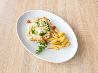 Drobiowy z brokułem zapiekany serem w sosie śmietanowym