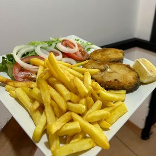 Merluza Con Patatas Y Ensalada