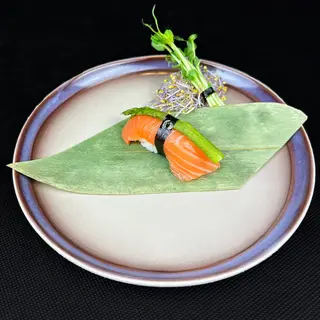 Nigiri łosoś MOWI z podsmażanym na maśle szparagiem 1szt.