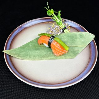 Nigiri łosoś MOWI ze szparagiem podsmażonym na maśle
