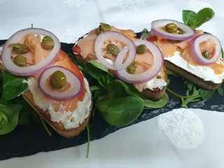 Brusketi sa dimljenim lososom