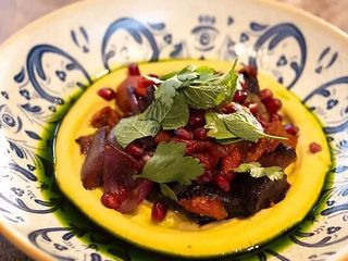 Салат з печеними овочами на грилі, хумусом та гранатом (300г)