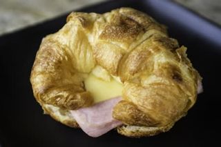 Croissant de Jamón  York y Queso Gouda