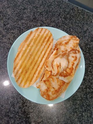 1/2 Bocadillo Caliente De Pechuga